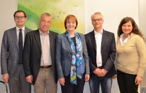 Antrittsbesuch des "Weißen Kreuzes" bei LRin Stocker: v.l. Foto Ressortdirektor Thomas Mathà, Präsident Rammlmair, Landesrätin Stocker, Direktor Bonamico und die Direktorin der Abteilung Gesundheit, Irmgard Prader Foto: LPA/