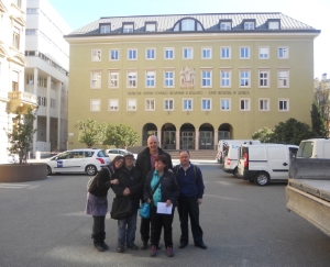 Fotografengruppe der Kunstwerkstatt Akzent der Sozialdienste Pustertal bei der der Tagung "Mach mit" am Silvius-Magnago-Platz in Bozen