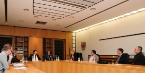 Land, Stadt Bozen, Caritas und Volontarius haben sich gestern zusammengefunden, um das Problem der Flüchtlings-Unterbringung zu besprechen (Foto: DiKom/ohn)