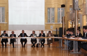 Haben den GIS-Entwurf heute erläutert: LH Kompatscher, LR Schuler und Gemeindenpräsident Schatzer (3.,4. und 6. v.l.) (Foto: DiKom/chr)
