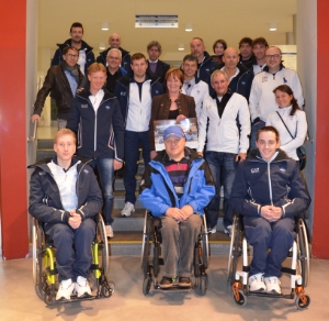 LRin Stocker mit den Südtiroler Athleten der Paralympics