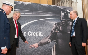 Major Carli, LR Mussner und Ressortdirektor Pagani vor dem neuen Motiv der Sensibilisierungskampagne „No Credit” (FOTO:LPA/Ohnewein)