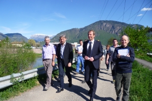 Lokalaugenschein bei der Baustelle in Sigmundskron (v.li.): Abteilungsdirektor Pollinger, LR Schuler, Ressortdirektor Unterweger, Projektant und Bauleiter Di Polo.