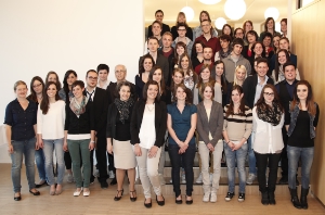 An der LBS "Gutenberg" haben jüngst 140 Absolventen ihr Diplom in Empfang genommen, im Bild eine Schülergruppe mit Direktorin Huez und Bereichsdirektor Gerstgrasser