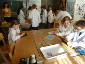 Über das Projekt "Science and Digital Media" an der Brixner Grundschule "Goller" hat sich eine Lehrpersonen-Delegation aus Deutschland und Polen informiert - Foto: LPA/Monica Zanella