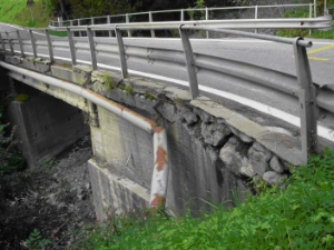Die Brücke an der LS 30 nach Lüsen weist grobe Schäden auf und wird durch eine neue ersetzt.