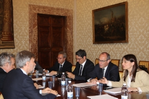 Die Staatssekretäre Gianclaudio Bressa, Graziano Delrio, der Chefkämmerer des Landes Eros Magnago, Landeshauptmann Arno Kompatscher, Ugo Rossi und Debora Serracchiani (von links). Foto: LPA/Tasser.