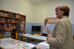 LRin Stocker im Gespräch mit Flüchtlingen im Haus „Graf F. J. Forni“ (FOTO:LPA/Angelika Schrott)