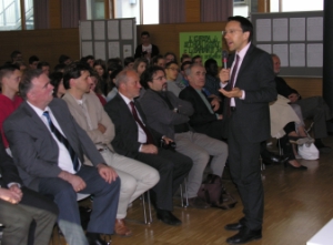Landesrat Tommasini am Euroaptag im Schulzentrum Karl-Wolf-Straße in Meran