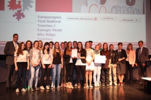 Mit einem Werbefilm zum „lokalen und gemeinsamen Einsatz“ hat die 4A der WFO Bruneck den ersten Preis unter den Südtiroler Finalisten geholt