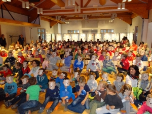 250 Kindergartenkindern aus dem Gadertal, aus Gröden, Buchenstein und Cortina d’Ampezzo haben sich über Bären kundig gemacht (FOTO: Museum Ladin)