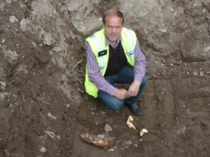 Amtsdirektor Egger mit dem bei Arbeiten am Etschdamm gefundenen Relikt aus dem Ersten Weltkrieg.
