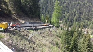 Um ein Abrutschen der Grödner Straße zu verhindern, ist man derzeit bei Plan de Gralba mit Sicherungsarbeiten befasst (Foto: Bautenressort)