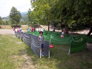 Beim Projektunterricht der Landesabteilung Wasserschutzbauten mit dem Ökoinstitut Südtirol konnten die Schülerinnen und Schüler erfahren: In engen Flussläufen (links) kommt es leichter zu Anstauungen und Überflutungen.