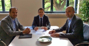 LR Tommasini im Gespräch mit dem Präsidenten des Kollegiums der Bauunternehmer, Thomas Ausserhofer (l.) und Sekretär Florian Baumgartner (r.)