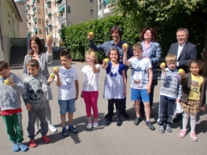 Freude an Obst und Gemüse: Einige der Schülerinnen und Schüler der zweiten und dritten Klassen der Grundschule "Tambosi" mit Lehrpersonen; ganz re. Amtsdirektor Werth, 2.v.re. Koordinatorin Zampedri.