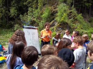 Gefahrenzonenplan praktisch erprobt: Schülerinnen und Schüler der Brixner Montessori-Grundschule mit Landschaftsarchitektin Aschbacher von der Landesabteilung Wasserschutzbauten.