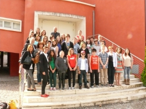 LRin Stocker mit einigen am Projekt beteiligten Lehrern und Schülern der drei Mittelschulen (Neue Musikmittelschule Imst Unterstadt, Neue Mittelschule Gabelsberger Innsbruck, Mittelschule "A. Manzoni" Brixen) u. den Projektverantwortlichen