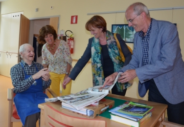 LRin Martha Stocker, Pflegedienstleiterin Senoner und Direktor Schmuck im Gespräch mit einem der Bewohner des Martinsheims (FOTO:LPA/Angelika Schrott)