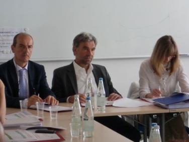 Umsetzung der EU-Strukturfondsprogramme begutachtet: Landesrat Schuler (Mitte) mit der Vertreterin der EU-Kommission Keresztes und Abteilungsdirektor Pazeller.