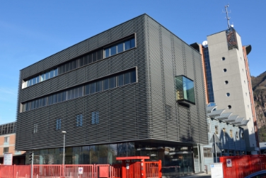 Rundumsicht vom verglasten Balkon für die Wetterexperten: Seit heute arbeiten die Landesmeteorologen im neuen Gebäude vor dem Zivilschutzturm an der Drususallee in Bozen.