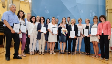 Die neuen und die Re-Auditoren mit LR Deeg und Ressortdirektor Stefan Walder, Abteilungsdirektor Felder, Monika Frenes von der Handelskammer und Sigrid Mahlknecht vom Wirtschaftsressort - Foto: LPA/ohn