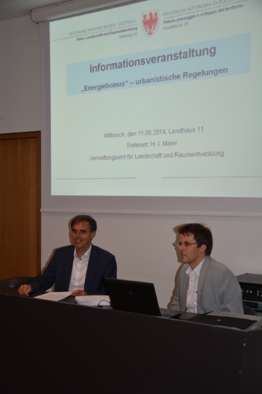 Landesrat Richard Theiner und Horand Ingo Meier, Direktor des Verwaltungsamtes für Landschaft und Raumentwicklung, beim Informationstreffen für die Verbände.
