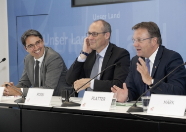 LH Kompatscher, LH Rossi und LH Platter (von links) bei der Pressekonferenz im Innsbrucker Landhaus. Foto: Land Tirol/Die Fotografen.