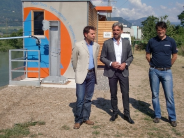 Pegelmessstelle an der Etsch stellvertretend für die acht neuen Messstellen vorgestellt: Landesrat Schuler (Mitte) mit Abteilungsdirektor Staffler (links) und Projektant Ingenieur Dinale.