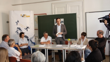 Landesrat Philipp Achammer bei der Vorstellung des Buches "Nix lesen, nix schreiben, nix gut"