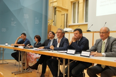 LH Kompatscher, LRin Deeg, Gemeindenverbandspräsident Schatzer und Marco Springhetti (ganz links) sowie Georg Plattner und Massimo Torresani - Foto: LPA/Karin Leiter