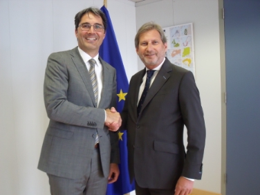 Landeshauptmann Arno Kompatscher mit EU-Kommissar Johannes Hahn.