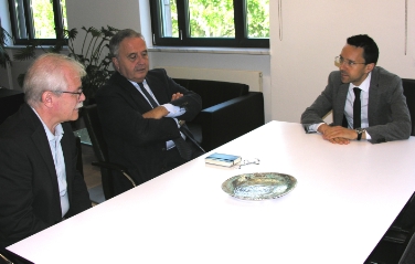 Alzheimer-Südtirol-Vorstandsmitglied Günther Donà und Präsident Marco Trabucchi im Gespräch mit Landesrat Christian Tommasini - Foto: LPA/fg