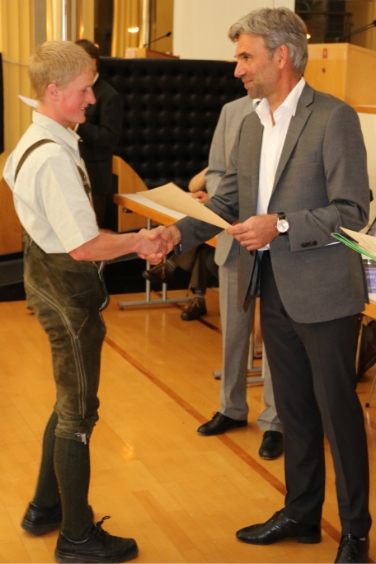 Gratulation zur bestandenen Jägerprüfung: Landesrat Schuler bei der Verleihung der Diplome an die neuen Jägerinnen und Jäger.