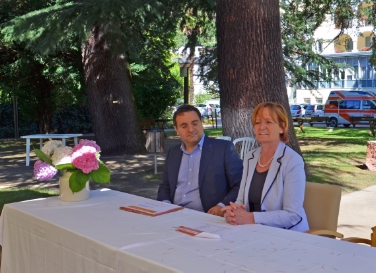 LRin Stocker und Sozialabteilungsdirektor Critelli bei der Vorstellung des  Südtiroler Sozialspiegel 2013 (FOTO:LPA/Angelika Schrott)