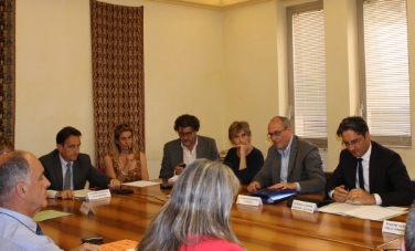 Haben eine gemeinsame Strategie erarbeitet: Augusto Rollandin (Aosta; 1.v.l.), Gianmario Demuro (Sardinien, 2.v.l.), LH Ugo Rossi (Trentino; 2.v.r.) und LH Arno Kompatscher (r.)