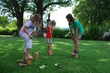 Alte Spiele für kleine Besucher: Kinder können im Volkskundemuseum ausprobieren, was schon ihre Großeltern begeistert hat (Foto: Landesmuseum für Volkskunde)