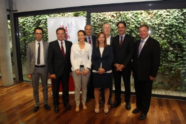 Erste Beiratssitzung: (v.l.) Zeppa, LH Platter, De Pretis, Lorenz, LRin Ferrari, Vizerektor Roland Psenner (in Vertretung von Rektor Märk), LH Kompatscher und LR Tilg. Auf dem Bild fehlt Mariano Anderle. (Foto: LPA/chr)