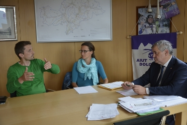 Andreas Riedl, Elisabeth Berger und Landesrat Florian Mussner sprachen über Möglichkeiten, den Motorradverkehr einzugrenzen./Foto LPA rm
