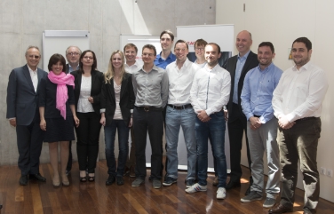 LRin Deeg, Präsident Stuflesser und Prof. Promberger mit den frisch ausgebildeten IT-Spezialisten v.l. Margarete Weiss, Karin Rassele, P. Zanetti, A. Terzer, M. Trapin, R. Bertol, W. Baumgartner, P. Sottsass, R. Clara, D. Mittermair, L. Comploj