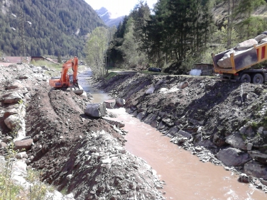 Schutzdämme für den Pfitscher Bach: Die Bauarbeiten der Landesabteilung Wasserschutzbauten werden im kommenden Frühjahr abgeschlossen.