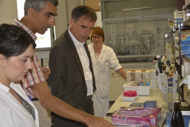 Landesrat Richard Theiner im Gespräch mit Luca D'Ambrosio und Mitarbeiterinnen des Lebensmittellabors./Foto LPA rm