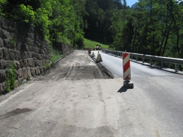Abschließende Asphaltierungsarbeiten auf dem ausgebauten Abschnitt der Grödner Straße SS 242 bei Villnod - Foto: LPA/Abteilung Tiefbau