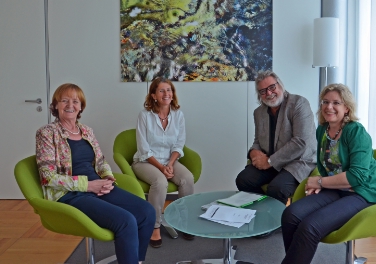 Spielsucht bekämpfen: LRin Stocker, Ladurner, Zingerle und Meraner beim Gespräch (FOTO:LPA/Angelika Schrott)