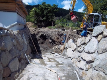 Arbeiter der Wildbachverbauung sind am Riesenbachl in Thuins bis Ende des Jahres im Einsatz.