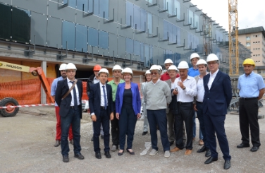 Krankenhaus Bozen: LR Tommasini und LRin Stocker mit Planern, Technikern und Bauarbeitern auf der Baustelle (Foto: LPA/Angelika Schrott)
