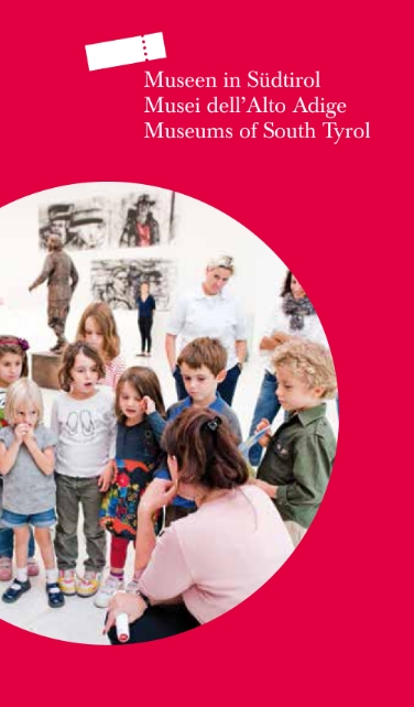 Kompakt, informativ und übersichtlich – die neue rote Broschüre „Museen in Südtirol“