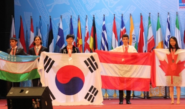 Dominik Kiem (2. von rechts) mit der österreichischen Nationalflagge