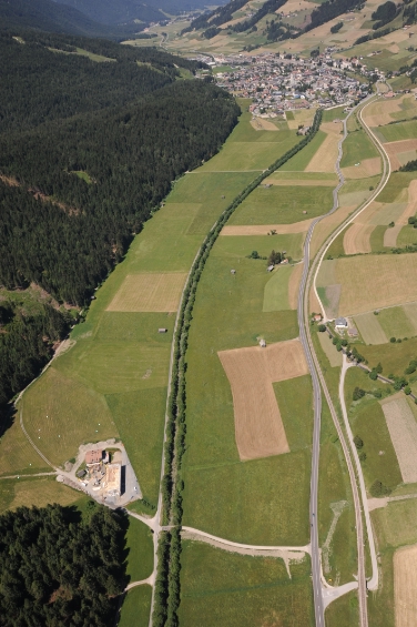 Das auf zwei Jahre angelegte Projekt SEE (für South East Europe) River hat die nachhaltige Entwicklung der Drau und ihres Einzugsgebietes zum Inhalt; in der Luftaufnahme Innichen und die Drau.