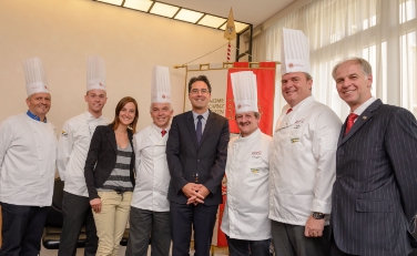Köche-Spitze aus Spitzen-Köchen: Die SKV-Spitze (4.v.l. Präsident Steger) bei LH Kompatscher (Foto: LPA/ohn)